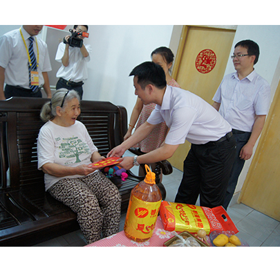 周董事长爱心公益活动慰问孤寡老人